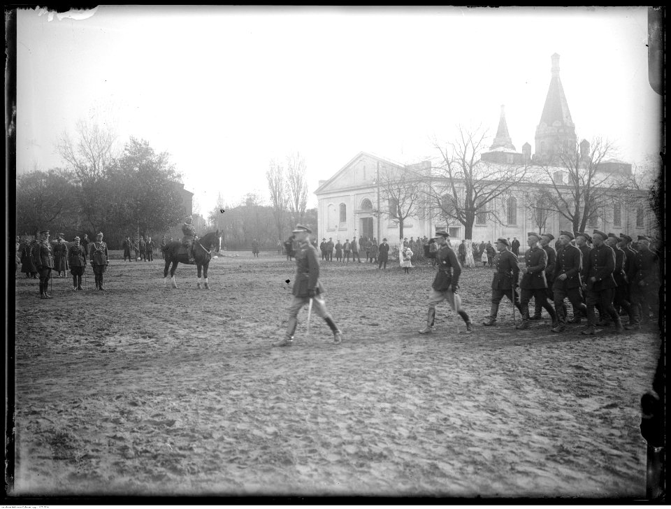 Narcyz Witczak-Witaczyński - Uroczystość wojskowa na terenie koszar przy ulicy Huzarskiej w Warszawie (107-77-4)