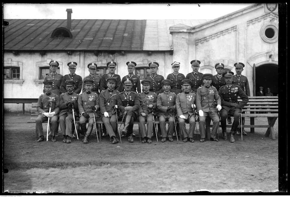 Narcyz Witczak-Witaczyński - Wizyta oficerów Japońskich w 1 Pułku Szwoleżerów, w koszarach przy ulicy 29 Listopada w Warszawie (107-317-2)