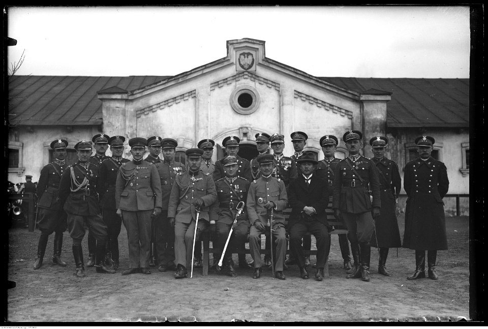 Narcyz Witczak-Witaczyński - Wizyta Japończyków w 1 Pułku Szwoleżerów w koszarach przy ulicy 29 Listopada w Warszawie (107-240-1)