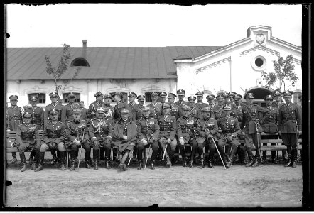 Narcyz Witczak-Witaczyński - Wizyta oficerów rumuńskich w 1 Pułku Szwoleżerów w koszarach przy ulicy 29 Listopada w Warszawie (107-184-3)