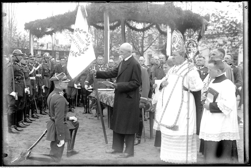 Narcyz Witczak-Witaczyński - Wręczanie chorągwi oddziałowi przybocznemu (107-1051-1)
