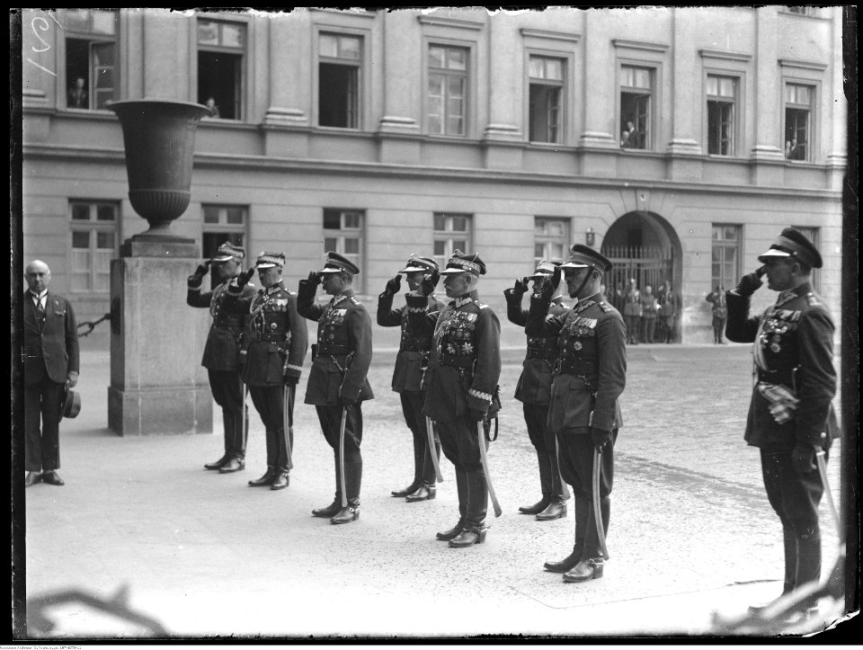 Narcyz Witczak-Witaczyński - Uroczystość jubileuszu 15-lecia wyruszenia ułańskiej siódemki Beliny-Prażmowskiego na placu marsz. J. Piłsudskiego w Warszawie (107-1079-11)