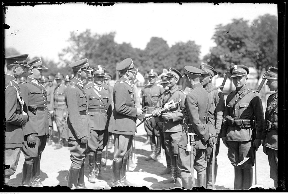 Narcyz Witczak-Witaczyński - Wręczenie szabli prymusowi szkoły podoficerskiej 1 Pułku Szwoleżerów (107-193-1)