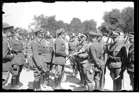 Narcyz Witczak-Witaczyński - Wręczenie szabli prymusowi szkoły podoficerskiej 1 Pułku Szwoleżerów (107-193-1)