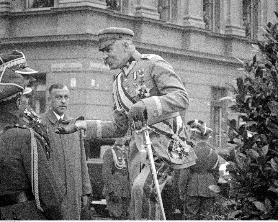 Narcyz Witczak-Witaczyński - Uroczystość jubileuszu 15-lecia wyruszenia ułańskiej siódemki Beliny-Prażmowskiego na placu marsz. J. Piłsudskiego w Warszawie (107-1087-2)