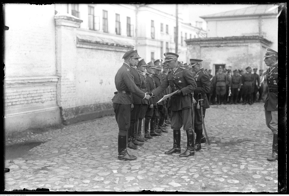 Narcyz Witczak-Witaczyński - Wręczanie dyplomów w szkole podoficerskiej (107-376-2)