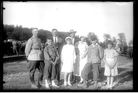 Narcyz Witczak-Witaczyński - Wachm. Kopiński z rodziną (107-573-1) photo