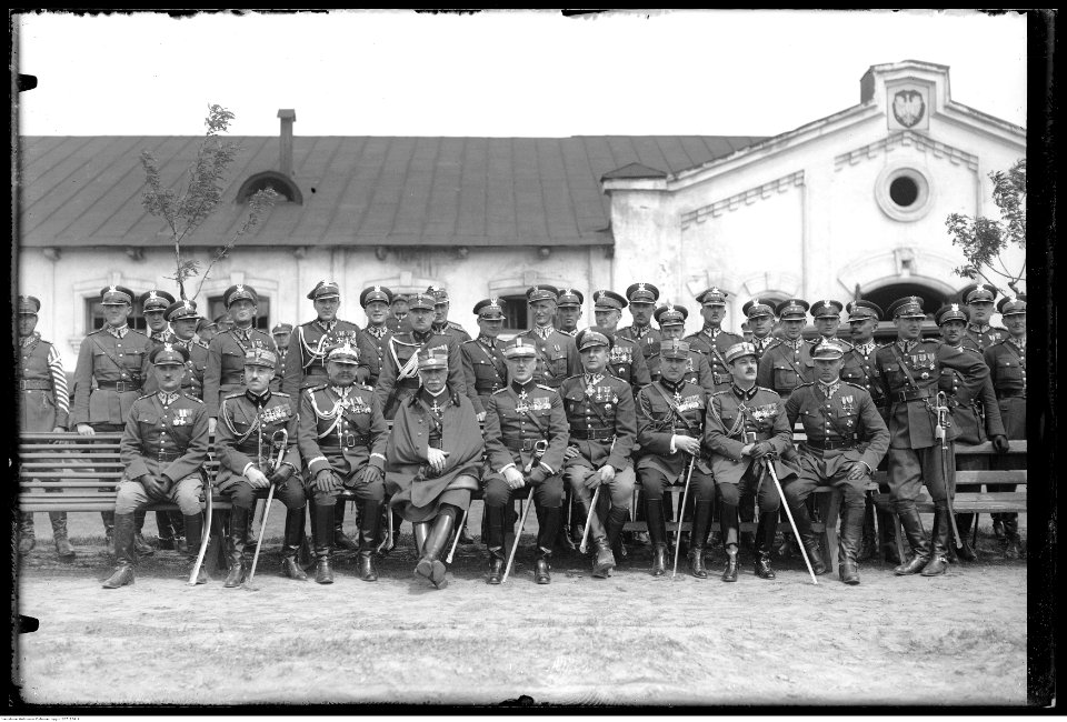 Narcyz Witczak-Witaczyński - Wizyta oficerów rumuńskich w 1 Pułku Szwoleżerów w koszarach przy ulicy 29 Listopada w Warszawie (107-184-4)