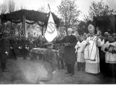 Narcyz Witczak-Witaczyński - Wręczanie chorągwi Oddziałowi Przybocznemu (107-61-14)