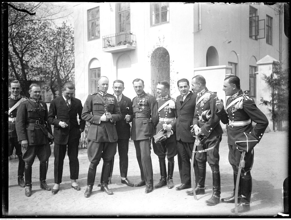 Narcyz Witczak-Witaczyński - Wręczanie chorągwi Oddziałowi Przybocznemu (107-61-21)