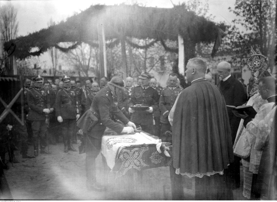 Narcyz Witczak-Witaczyński - Wręczanie chorągwi Oddziałowi Przybocznemu (107-61-12)