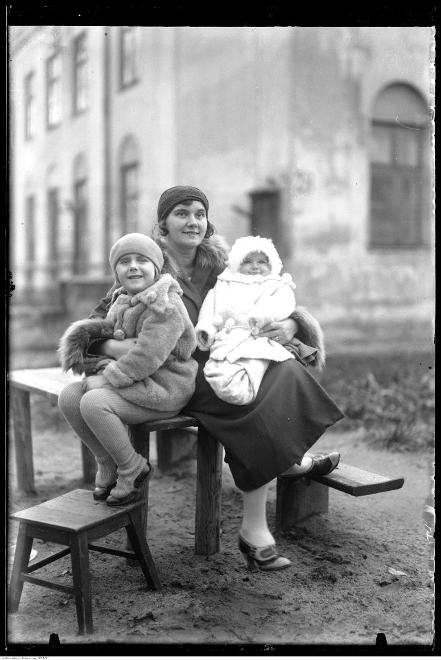 Narcyz Witczak-Witaczyński - Zofia Witczak-Witaczyńska z córkami (107-343-1)