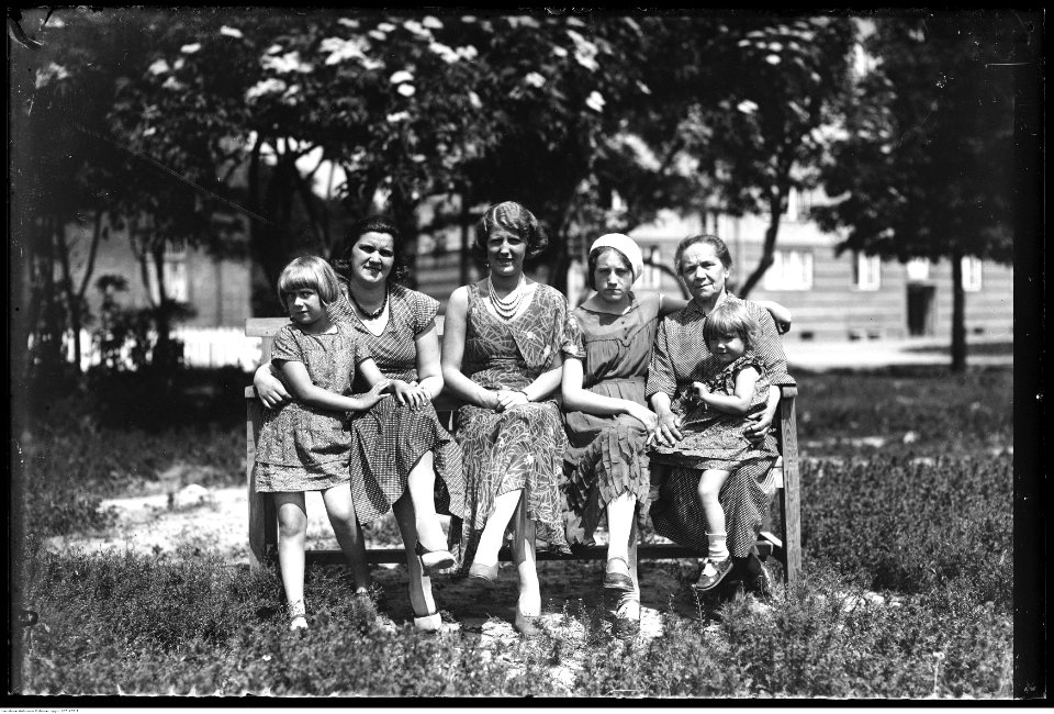 Narcyz Witczak-Witaczyński - Zofia Witczak-Witaczyńska z córkami (107-437-1)