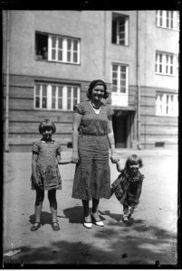 Narcyz Witczak-Witaczyński - Zofia Witczak-Witaczyńska z córkami (107-437-3)