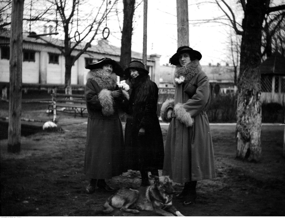 Narcyz Witczak-Witaczyński - Zofia Witczak-Witaczyńska, Narcyz Witczak-Witaczyński oraz nierozpoznane osoby (107-13-14)