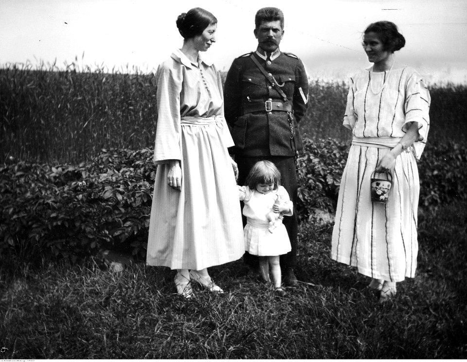 Narcyz Witczak-Witaczyński - Zofia Witczak-Witaczyńska, Narcyz Witczak-Witaczyński oraz nierozpoznane osoby (107-13-20)