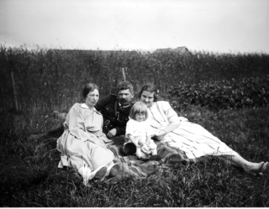Narcyz Witczak-Witaczyński - Zofia Witczak-Witaczyńska, Narcyz Witczak-Witaczyński oraz nierozpoznane osoby (107-13-19)