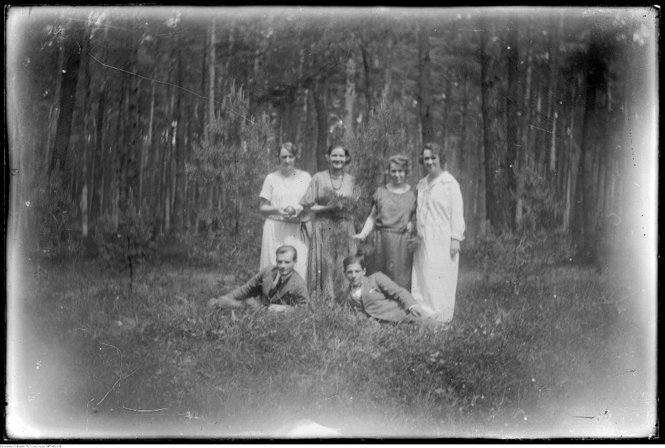 Narcyz Witczak-Witaczyński - Zofia Witczak-Witaczyńska i nierozpoznane osoby (107-1011-2)