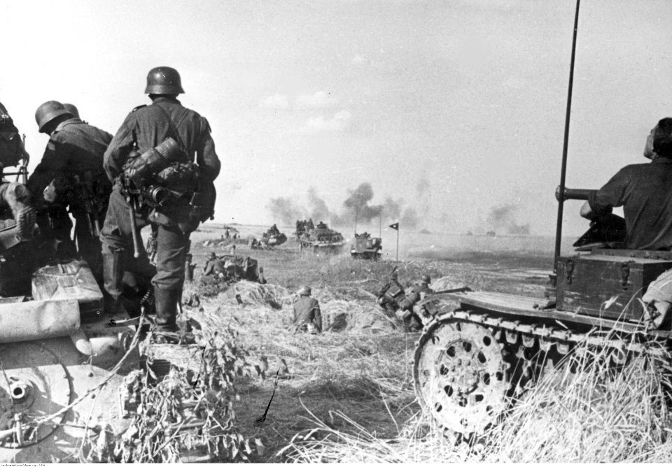 Natarcie wojsk niemieckich w rejonie rzeki i jeziora Orel (2-904)