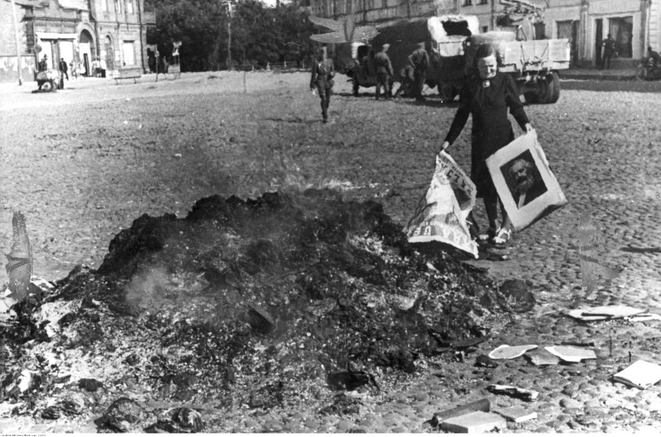 Narwa. Palenie radzieckich obrazów i plakatów na rynku miasta (2-1876)