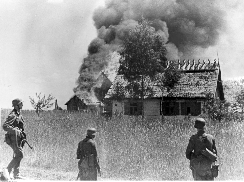Natarcie żołnierzy niemieckich na wieś na froncie wschodnim (2-1929)