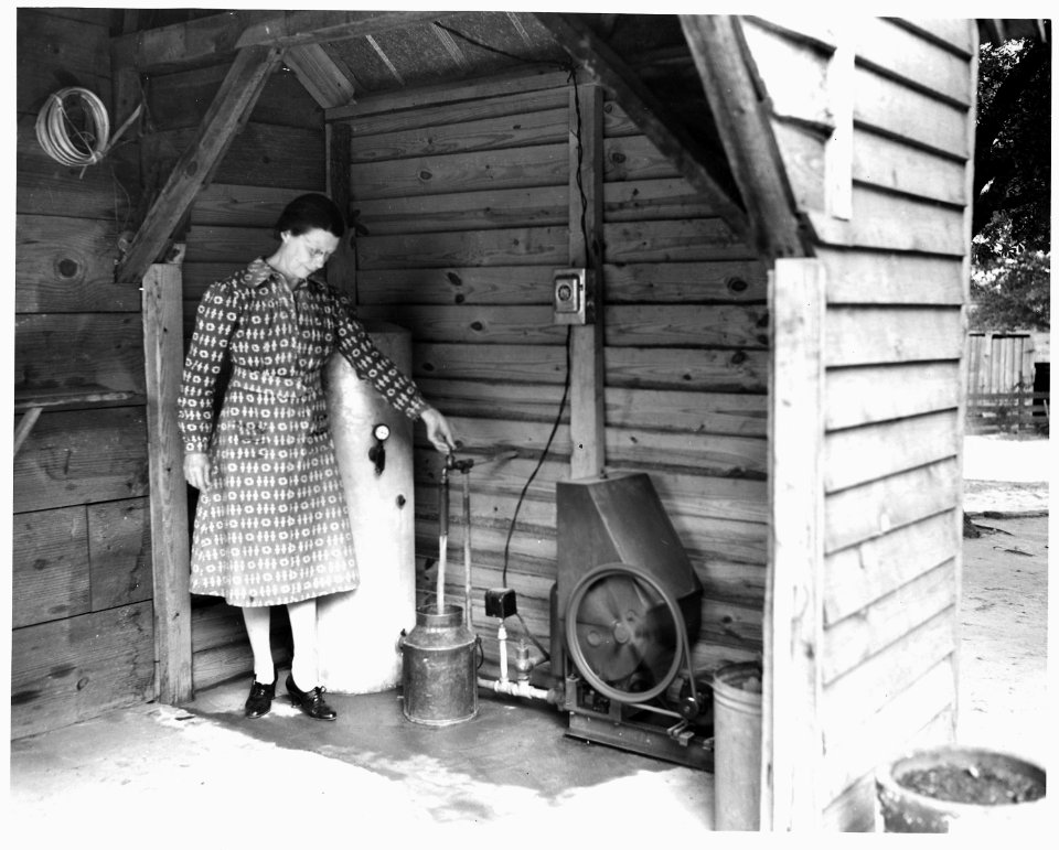 Newberry County, South Carolina. It is nice to have fresh running water from the bottom of the well, . . . - NARA - 522802
