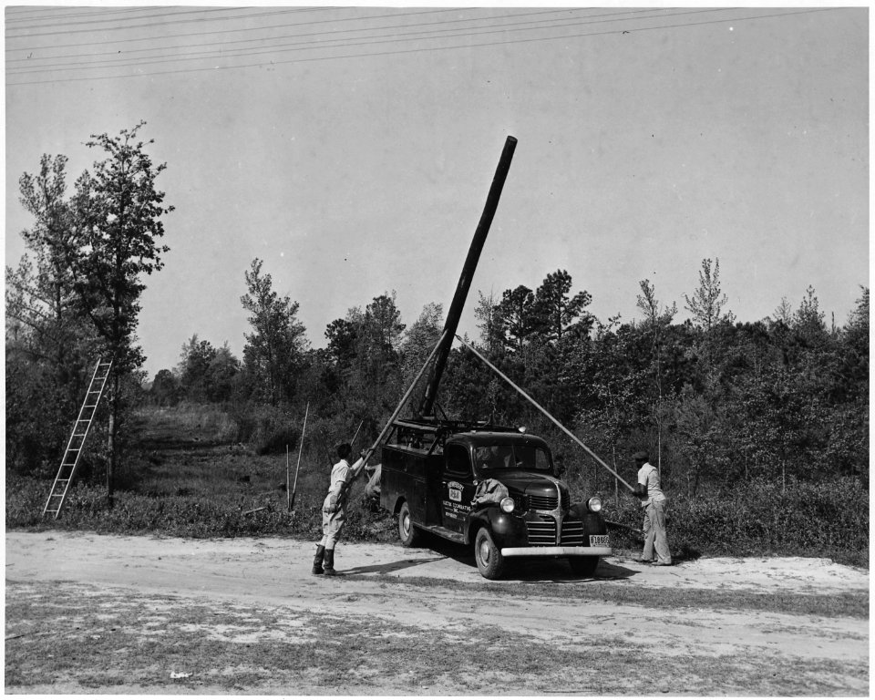 Newberry County, South Carolina. Poles being set by Newberry County Electric Cooperative, Incorporat . . . - NARA - 522796