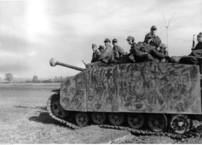 Niemieccy grenadierzy pancerni na dziale szturmowym StuG III Ausf G w rejonie przedgórza Karpat (2-807)