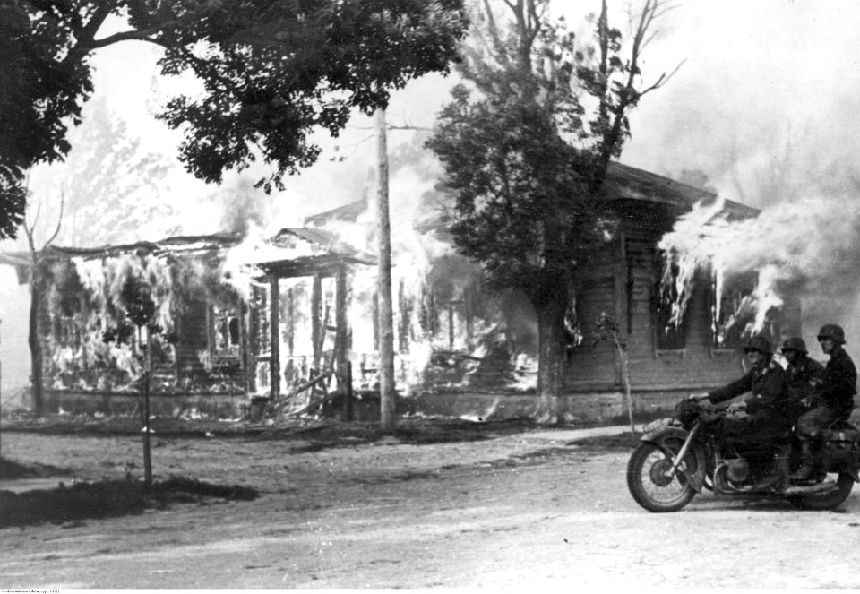 Niemieccy motocykliści we wsi na froncie wschodnim (2-1121)