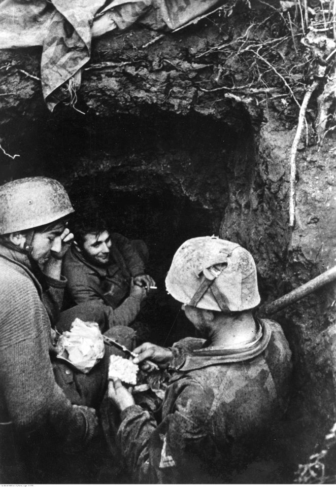 Niemieccy spadochroniarze w podziemnym schronie na froncie włoskim (2-2252)