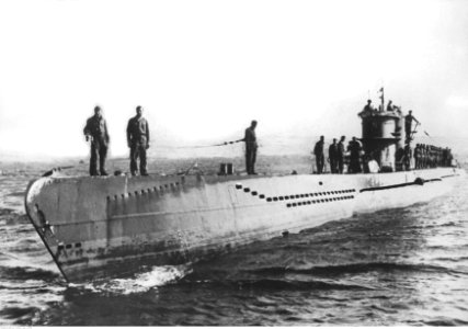 Niemiecki okręt podwodny U-203 (U-Boot typu VII) na Atlantyku (2-2546) photo