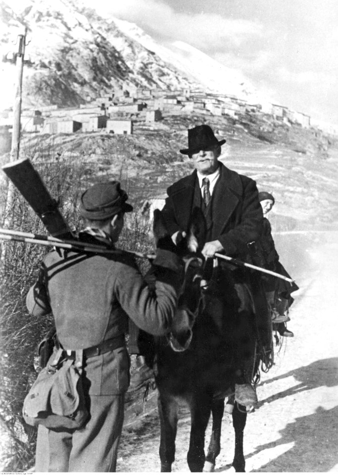 Niemiecki patrol rozpoznawczy na froncie włoskim (2-2267)