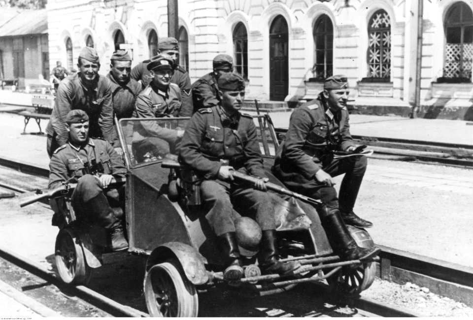 Niemiecki patrol zwiadowczy na drezynie na dworcu kolejowym (2-997)