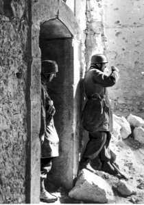 Niemieccy żołnierze przed zniszczonym domem w Cassino (2-2135)
