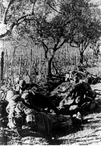 Niemiecka piechota podczas odpoczynku na froncie pod Nettuno - Anzio (2-2167)