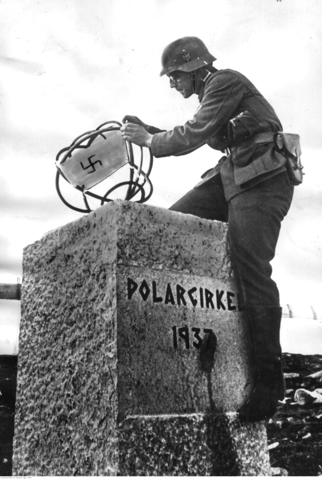 Niemiecki strzelec górski na kole polarnym (2-451)