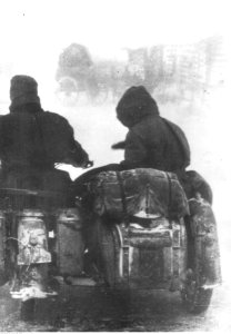 Niemiecki motocykl z koszem na ośnieżonej drodze pod miastem Kalinin (2-802)