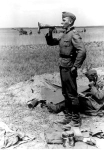 Niemiecki oficer wydaje rozkaz przez tubę na froncie wschodnim. (2-668)