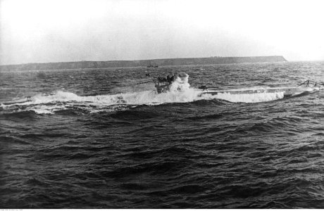 Niemiecki okręt podwodny (U-Boot typu VII) na Atlantyku (2-2544)