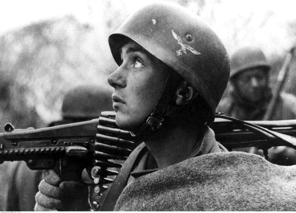 Niemiecki spadochroniarz z karabinem maszynowym na froncie pod Nettuno - Anzio (2-2164)