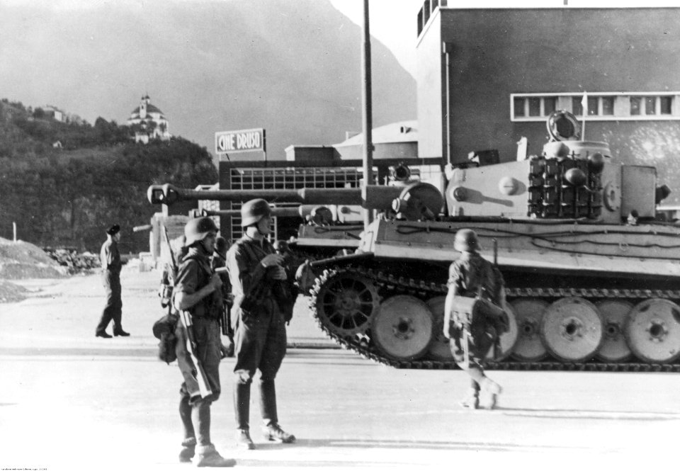 Niemiecki czołg Tiger na ulicy Bolzano (2-2098)