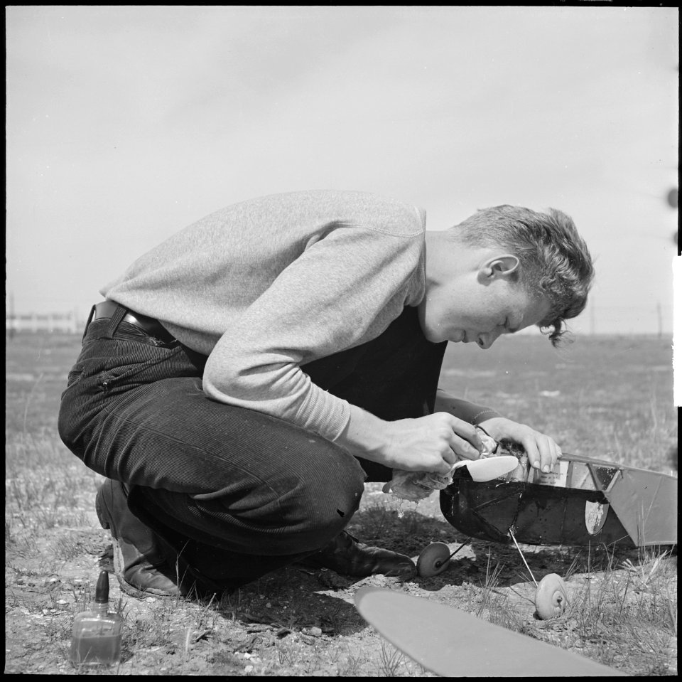Oakland, California. High School Youth. General overhaul after a landing in the bay - NARA - 532227