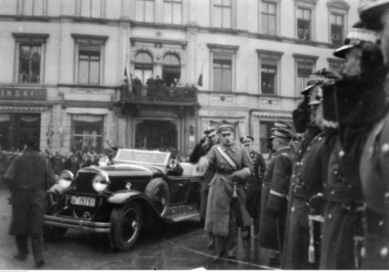 Obchody święta 11 listopada w Warszawie (22-260-2)