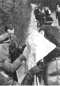 Obergruppenfuhrer Sepp Dietrich na froncie w Normandii (2-362)