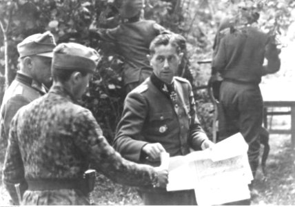 Oberfuhrer Fritz Kramer przyjmuje meldunek od oficera (2-363)