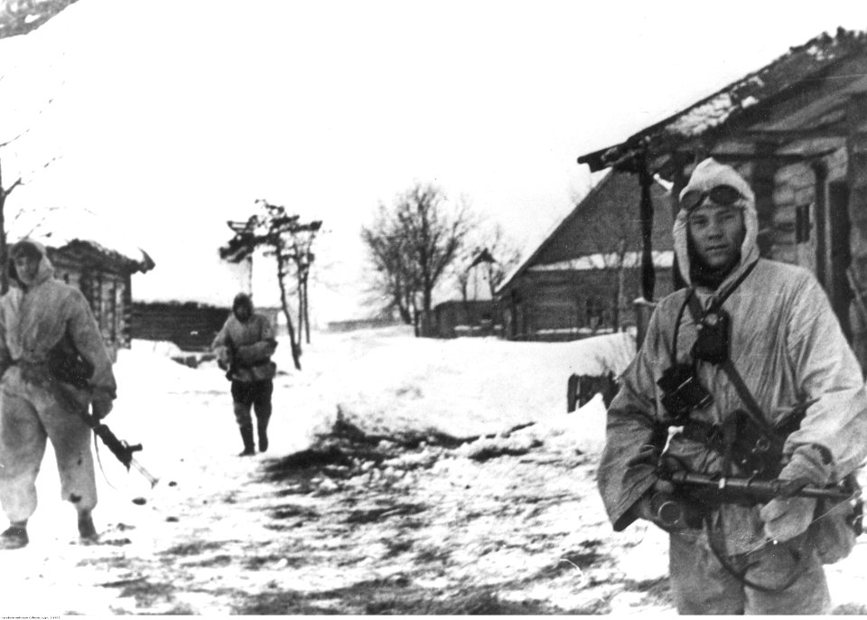 Obywatele radzieccy w niemieckich formacjach wojskowych na froncie wschodnim (2-1975)