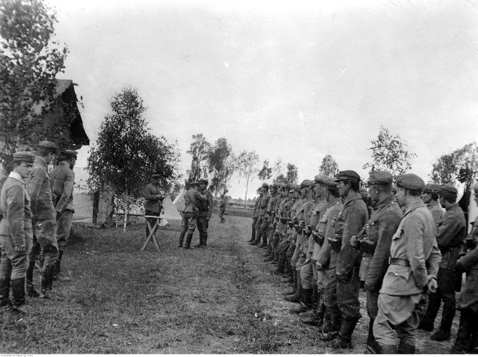 Odzanczenie żołnierzy Legionów Polskich przez Józefa Piłsudskiego (22-452)