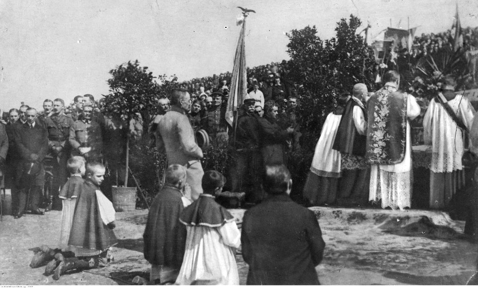 Nierozpoznane uroczystości religijne z udziałem Józefa Piłsudskiego (22-427)