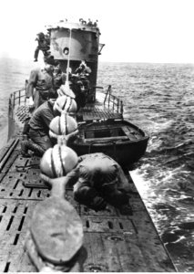Niemiecki okręt podwodny (U-Boot typu VII) podczas pościgu na morz (2-2549)