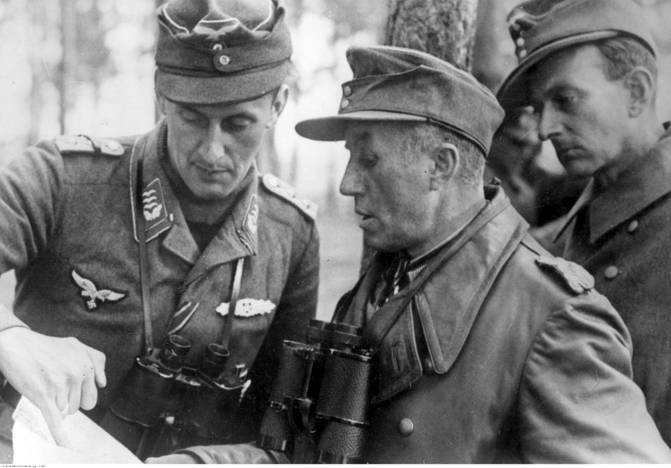 Oficerowie niemieccy podczas narady na froncie na południe od Żytomierza (2-964)